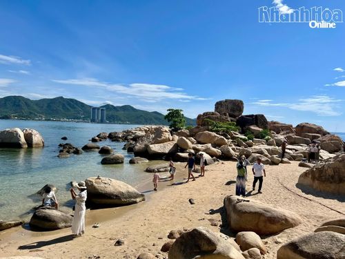 Nhiều du khách tham quan danh thắng Hòn Chồng.