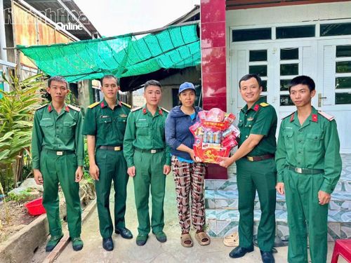 Chỉ huy đơn vị tặng quà cho gia đình quân nhân có hoàn cảnh khó khăn.