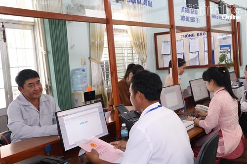 Người dân đến làm thủ tục tại Trung tâm Phục vụ Hành chính công xã Cam Hiệp.