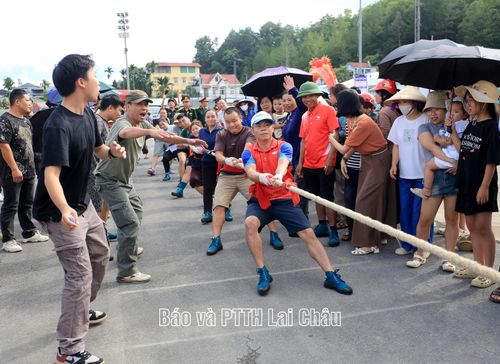 Các vận động viên tranh tài môn kéo co.
