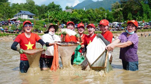 Niềm vui của các đội thi khi bắt được cá.