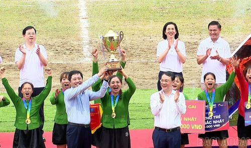 Đồng chí Dương Quốc Huy - Ủy viên Ban Chấp hành Trung ương Đảng, Bí thư Tỉnh ủy và đồng chí Đặng Khánh Toàn, Uỷ viên Ban Chấp hành Trung ương Đảng, Phó Chánh Văn phòng Trung ương Đảng trao cup vô địch giải cho các cầu thủ đội bóng Lục Yên.