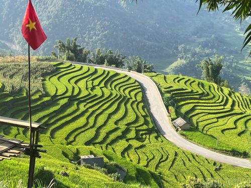 ... Đến vùng biên giới khó khăn trở thành điểm check-in thu hút du khách, vừa lan tỏa tình yêu và niềm tự hào của người Việt với lá cờ Tổ quốc.