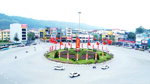 Những góc phố trở nên rực rỡ, rộn ràng khí thế mừng ngày Tết độc lập.