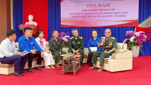 Tọa đàm “Câu chuyện thời hoa lửa” do Hội Cựu chiến binh và Đoàn Thanh niên xã Bảo Hà phối hợp tổ chức nhân kỷ niệm 51 năm Ngày Giải phóng miền Nam, thống nhất đất nước là dịp để các cựu chiến binh ôn lại những ký ức chiến đấu, trao truyền truyền thống yêu nước, lý tưởng và tinh thần trách nhiệm cho thế hệ trẻ.