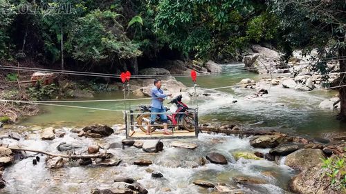 Chiếc “cáp treo” là sáng kiến của người dân Tà Dông, nhằm đáp ứng nhu cầu đi lại và vận chuyển hàng hóa trong thời điểm các cầu tạm bị nước lũ cuốn trôi, tuyến đường vào Nả Háng bị chia cắt.