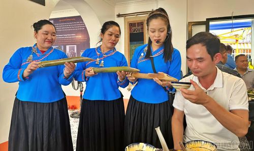 Sau khi thưởng thức ẩm thực truyền thống, du khách tiếp tục hòa mình vào không gian văn hóa Nùng qua những điệu dân ca mượt mà và bát rượu thác ấm tình hiếu khách.