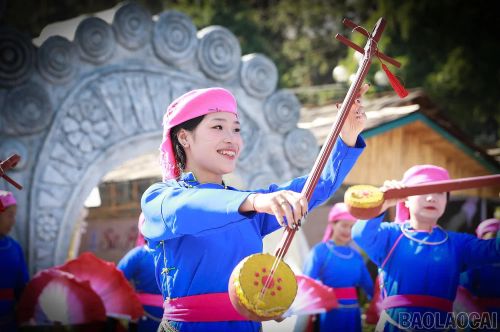 Giai điệu đàn tính ngân vang, kết nối nhịp múa với không gian lễ hội.