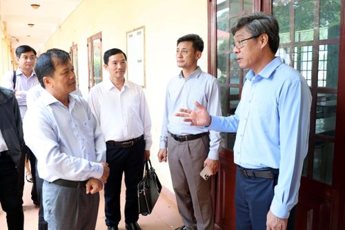 Đồng chí Nguyễn Minh kiểm tra cơ sở vật chất trước thềm năm học mới tại Trường THPT DTNT N'Trang Lơng, phường Đông Gia Nghĩa