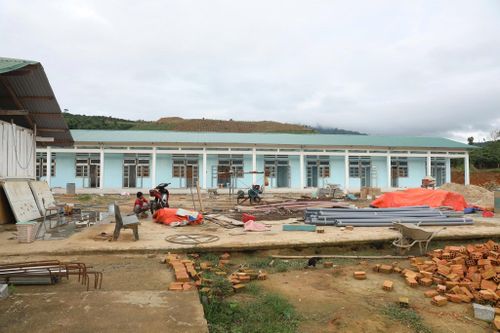 Gấp rút thi công những công đoạn cuối cùng để khai giảng năm học mới tại Trường Tiểu học Liêng Sronh, xã Đam Rông 2