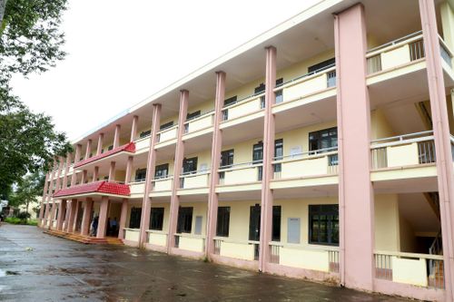 Dãy trường học đã được vệ sinh sạch sẽ tại trường THPT Lê Quý Đôn, xã Tuy Đức