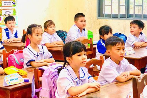 Học sinh trở lại trường, làm quen với lớp học và thầy cô trước ngày khai giảng