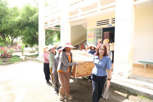 Các thầy cô giáo Trường Tiểu học Bằng Lăng, xã Đam Rông 2 kê dọn, vệ sinh trước ngày đón học sinh tựu trường
