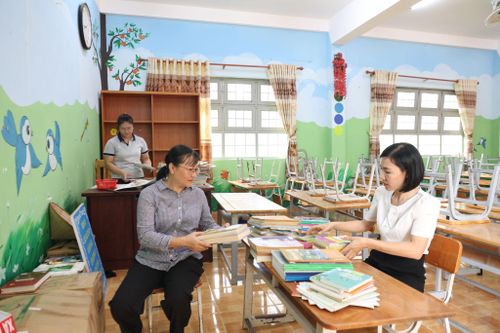 Các thầy cô giáo Trường Tiểu học Bằng Lăng, xã Đam Rông 2 kê dọn, vệ sinh trước ngày đón học sinh tựu trường