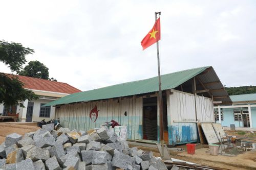 Gấp rút thi công những công đoạn cuối cùng để kịp khai giảng năm học mới tại Trường Tiểu học Liêng Sronh, xã Đam Rông 2