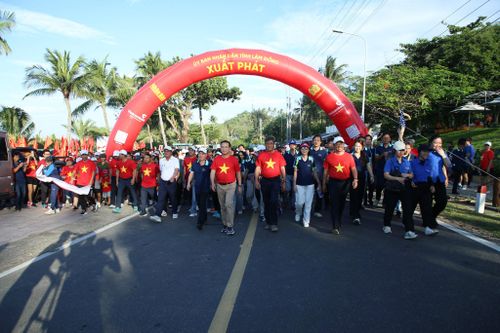 Lãnh đạo tỉnh cùng cán bộ, viên chức, người lao động Báo và Phát thanh, Truyền hình Lâm Đồng hưởng ứng lễ phát động “Cùng Việt Nam tiến bước” năm 2026 tại Công viên Bãi đá Ông Địa