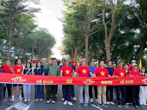 Khoảnh khắc vui vẻ, đoàn kết khi về đích hưởng ứng chương trình đi bộ "Cùng Việt Nam tiến bước" năm 2026