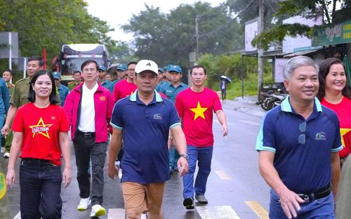 Tại điểm cầu Gia Nghĩa, tập thể Cơ quan Báo và PTTH Lâm Đồng tham gia chương trình