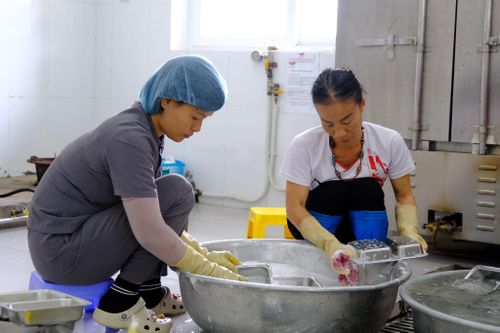 Nhà ăn và các khu vực phục vụ sinh hoạt của học sinh được kiểm tra, vệ sinh