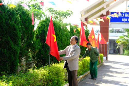 Cán bộ, giáo viên, nhân viên Trường Phổ thông Dân tộc nội trú THCS Lâm Hà chuẩn bị các điều kiện đón học sinh