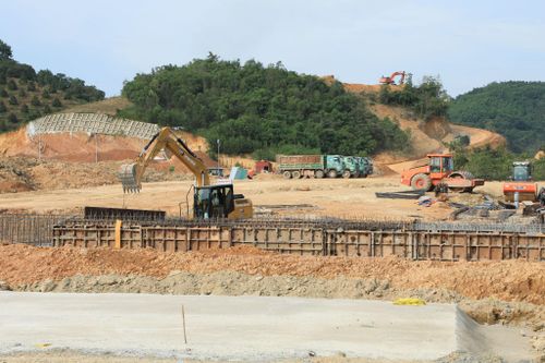 Lâm Đồng cần tháo gỡ khó khăn, đẩy mạnh giải ngân vốn đầu tư công để thúc đẩy kinh tế (Đơn vị thi công trên tuyến cao tốc Tân Phú - Bảo Lộc, đoạn qua xã Đạ Huoai, tỉnh Lâm Đồng)