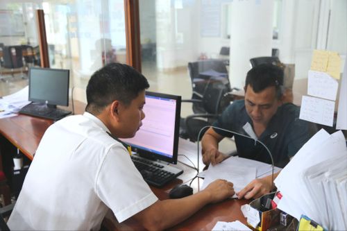 Chính quyền cơ sở tập trung giải quyết thủ tục hành chính cho người dân