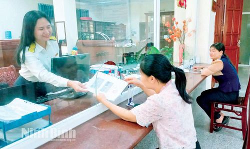 Cán bộ Thuế tỉnh Ninh Bình hướng dẫn người nộp thuế thực hiện thủ tục hành chính. Ảnh: Tiến Đoàn