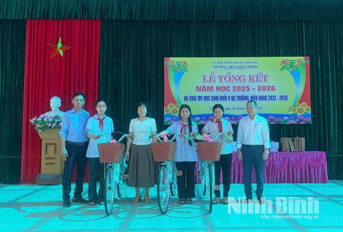 Ban giám hiệu Trường THCS Nhân Thịnh (nay là Trường THCS Nhân Hà) phối hợp với các chi hội khuyến học, các Mạnh thường quân trao thưởng cho học sinh vượt khó học giỏi năm học 2025-2026.