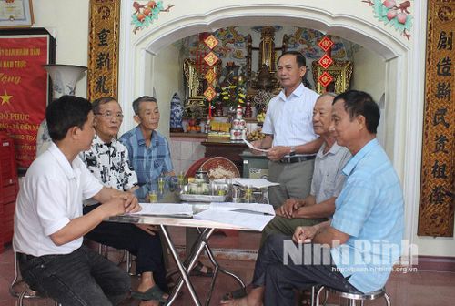 Ban khuyến học dòng họ Đỗ Phúc, tổ dân phố Nam Điền (phường Vị Khê) bàn về công tác khuyến học dòng họ tại Nhà thờ của dòng họ.