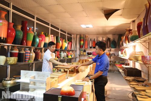 Từ những mẫu mã sản phẩm truyền thống của gia đình, anh Phạm Thanh Hải phát triển thêm nhiều sản phẩm với mẫu mã mới thu hút thị hiếu của khách hàng.