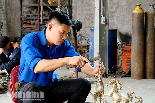 Anh Dương Bá Nam, Giám đốc Công ty TNHH Cơ khí đúc Lộc Nam (xã Ý Yên) tiếp nối giữ gìn nghề truyền thống đúc đồng của quê hương.