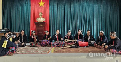 Các thành viên Câu lạc bộ cồng chiêng thôn Ba Tầng, xã A Dơi duy trì sinh hoạt, góp phần bảo tồn những giá trị văn hóa truyền thống của người Pa Kô, Vân Kiều - Ảnh: L.A