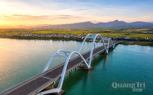 Cầu Nhật Lệ 3-điểm nhấn hoàn hảo trên dòng Nhật Lệ huyền thoại - Ảnh: H.Tr