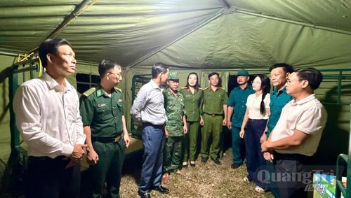 Lãnh đạo phường Bắc Gianh thăm, động viên và tặng quà các lực lượng làm nhiệm vụ tại chốt kiểm soát khoáng sản - Ảnh: N.M