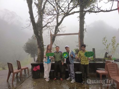 Khách du lịch trải nghiệm trên cung đường Hồ Chí Minh nhánh Tây ghé thăm Trạm bảo vệ rừng U Bò - Ảnh: P.P