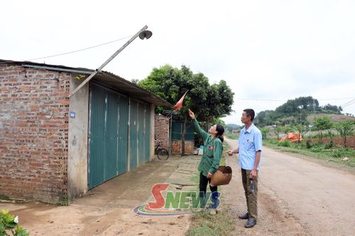 Nhiều hộ dân bản Hoà Bình, chủ động lắp bóng điện trước ngõ để chiếu sáng ban đêm.