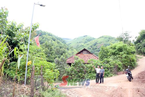 Hệ thống đèn chiếu sáng năng lượng mặt trời tại ngã ba bản Nà Sy.