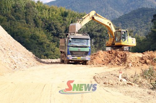 Xã Mường Lèo thực hiện tốt công tác giải phóng mặt bằng để làm đường giao thông.