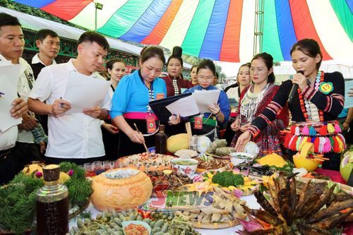 Ban giám khảo chấm điểm phần thi ẩm thực dân tộc.