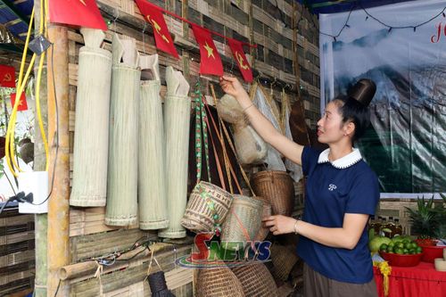 Gian hàng trưng bày sản phẩm địa phương của bản Bo Xanh, xã Mường Giôn.