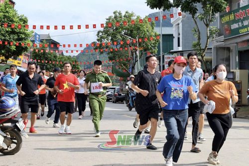 Các VĐV tham gia Giải chạy "Mường Giôn xanh".