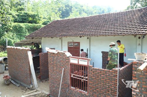 Các thành viên Tổ đội xây dựng thôn Nà Buốc thi công nhà ở dân dụng trên địa bàn