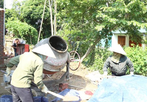 Sau những lớp dạy nghề ngắn hạn, các học viên có thể tham gia hoạt động sản xuất tại địa phương mang lại thu nhập ổn định.