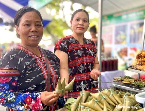 Nông dân xã A Lưới 5 giới thiệu bánh Aquat tại phiên chợ.