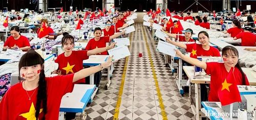 Niềm vui của NLĐ Nhà máy Phú Hòa An 2 khi nhận quà tại nhà máy ngày 29/8