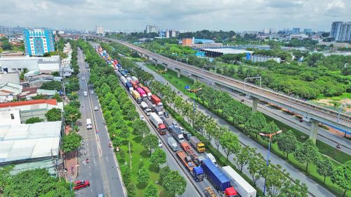 Xe cộ đông đúc trên các tuyến đường xuyên tâm đang tạo áp lực lớn lên hạ tầng giao thông TP.HCM.