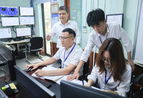 Kíp trực Trung tâm Khí tượng hàng không Nội Bài tăng cường theo dõi, quan trắc và cung cấp thông tin thời tiết phục vụ công tác điều hành bay.