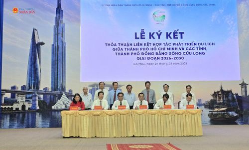 Đại diện lãnh đạo TP. Hồ Chí Minh và các tỉnh đồng bằng sông Cửu Long ký kết hợp tác phát triển du lịch giai đoạn 2026 - 2030. Ảnh: Vũ Châu