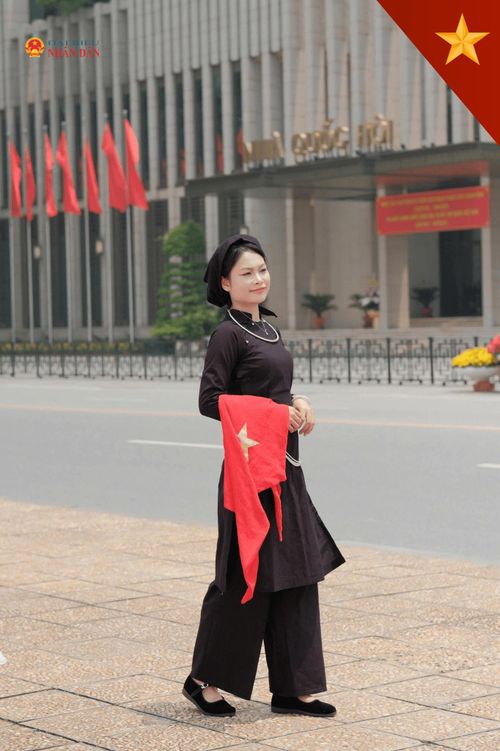 Lựa chọn tấm áo truyền thống của dân tộc Tày trong khoảnh khắc thiêng liêng cô giáo trẻ đã biến một hành động cá nhân thành một bài học đầy cảm hứng.