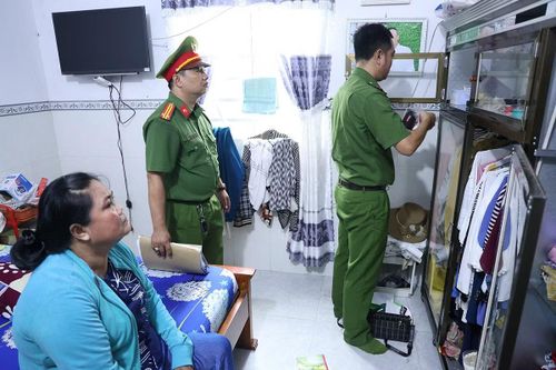 Cơ quan Công an khám xét nơi ở của Phạm Thị Linh Trang.